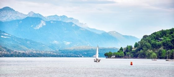 Vue panoramique du lac d'Annecy en Savoie